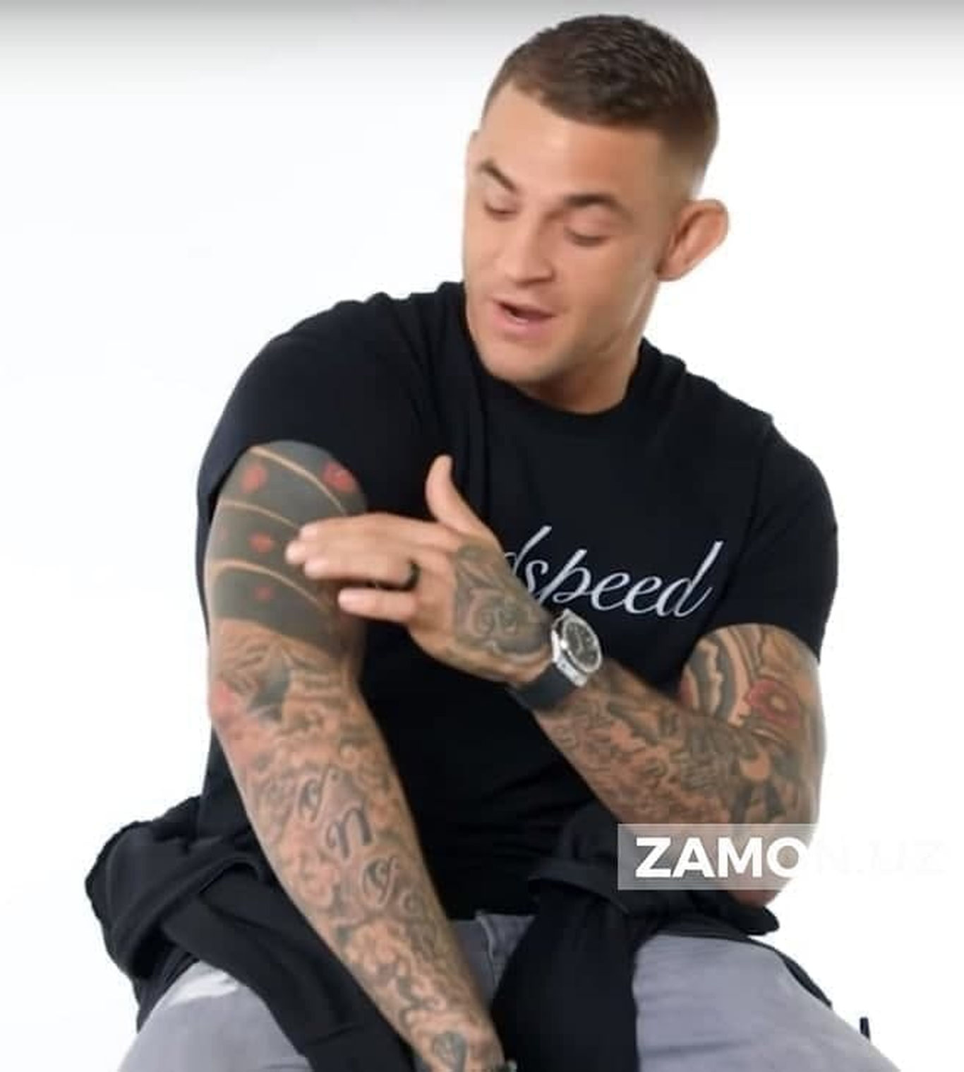 Дастин Порье танасидаги татуировкаларга изоҳ берди