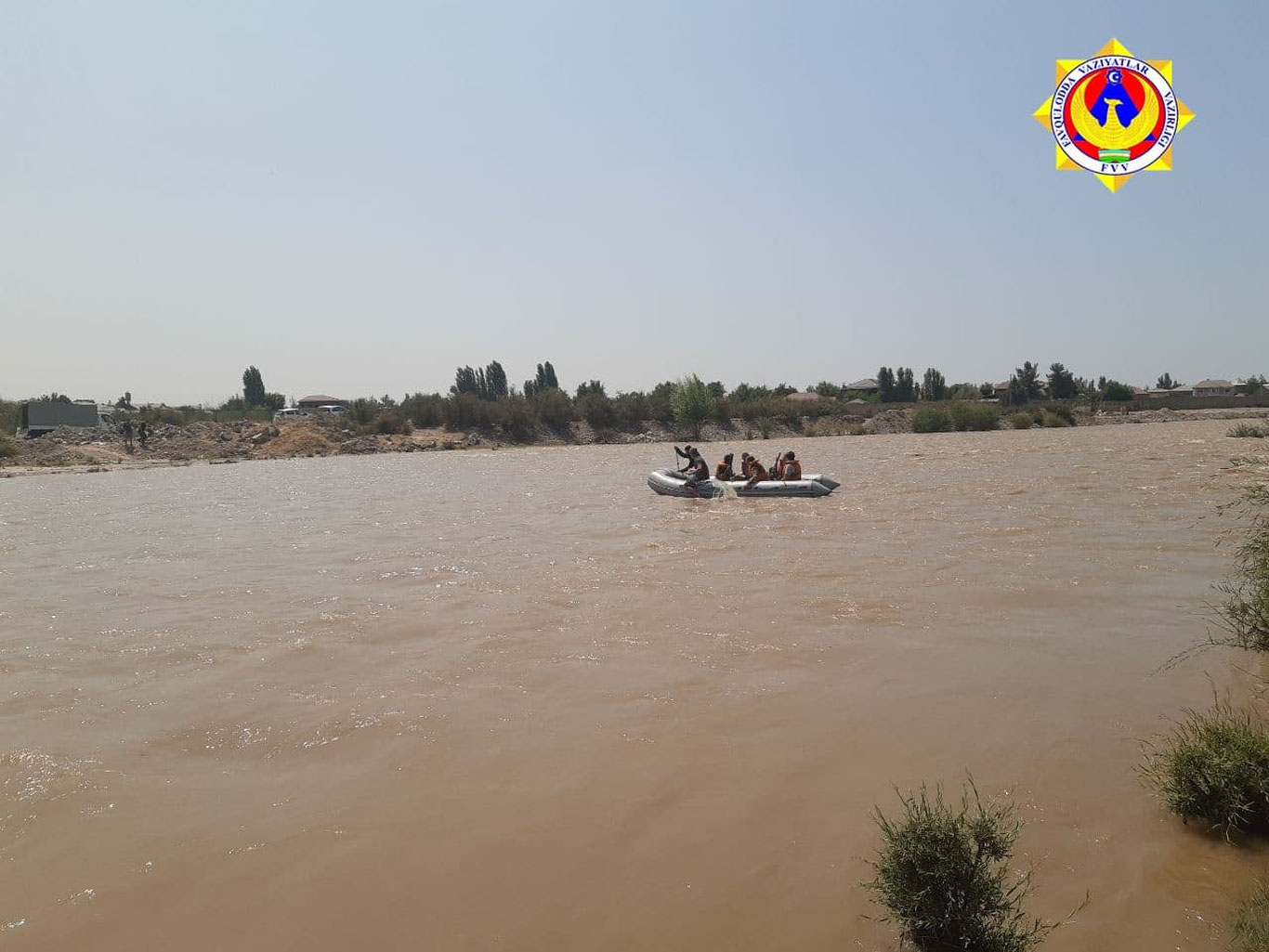 Чирчиқ дарёси ўртасида қолиб кетган 5 нафар фуқаро қутқарилди