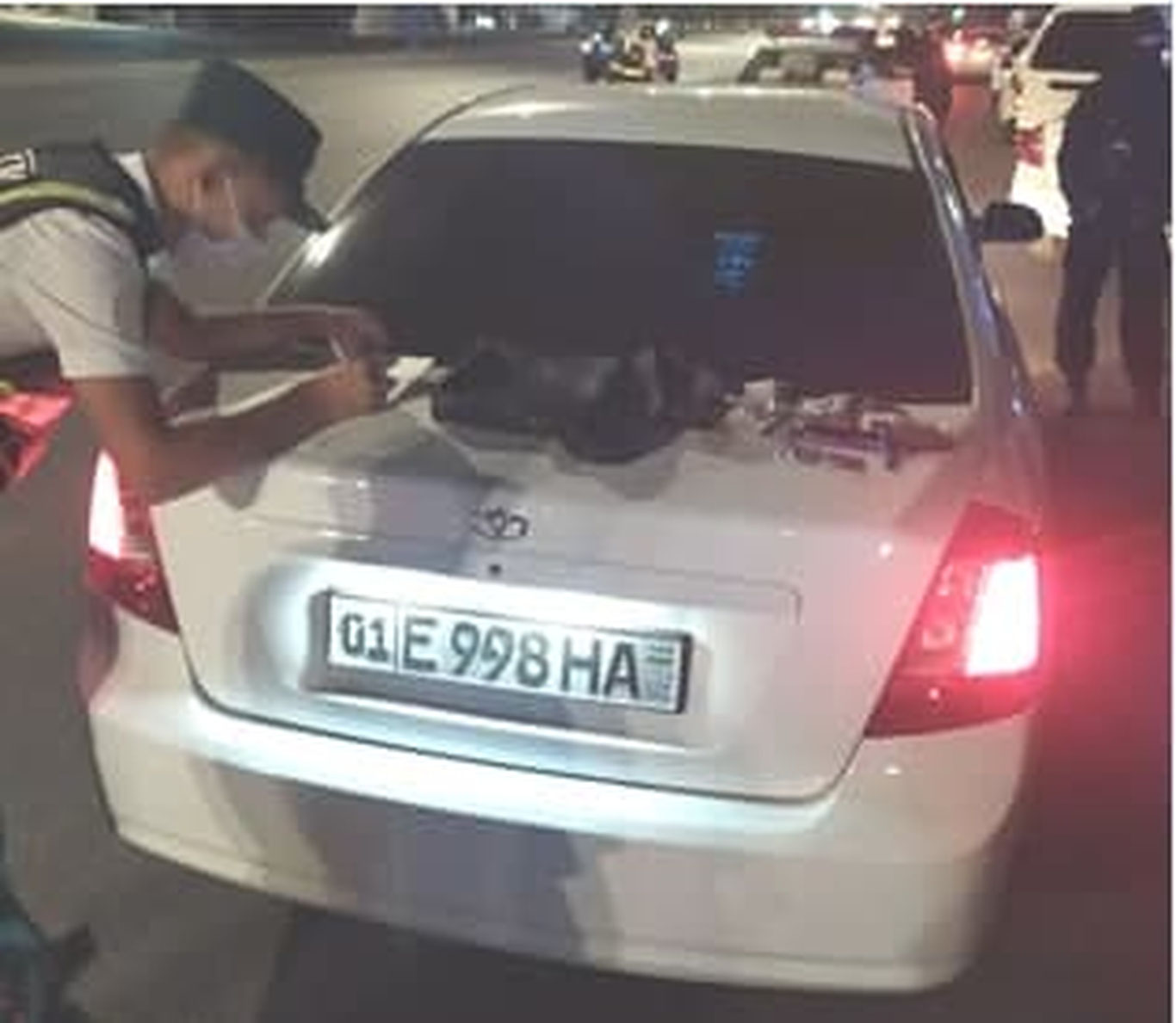 Яккасаройда ўтказилган тунги рейдда “Lacetti” салонидан гиёҳвандлик моддаси топилди