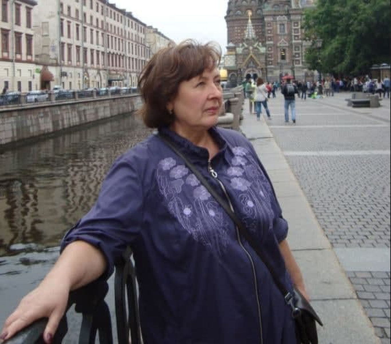 Россиялик аёл деразадан тушиб кетаётган 1,5 ёшли болани ушлаб олди