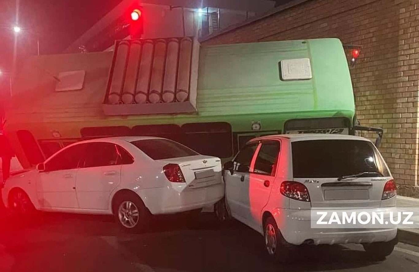 Qo‘yliqda avtobus 2 ta avtomobil bilan to‘qnashdi