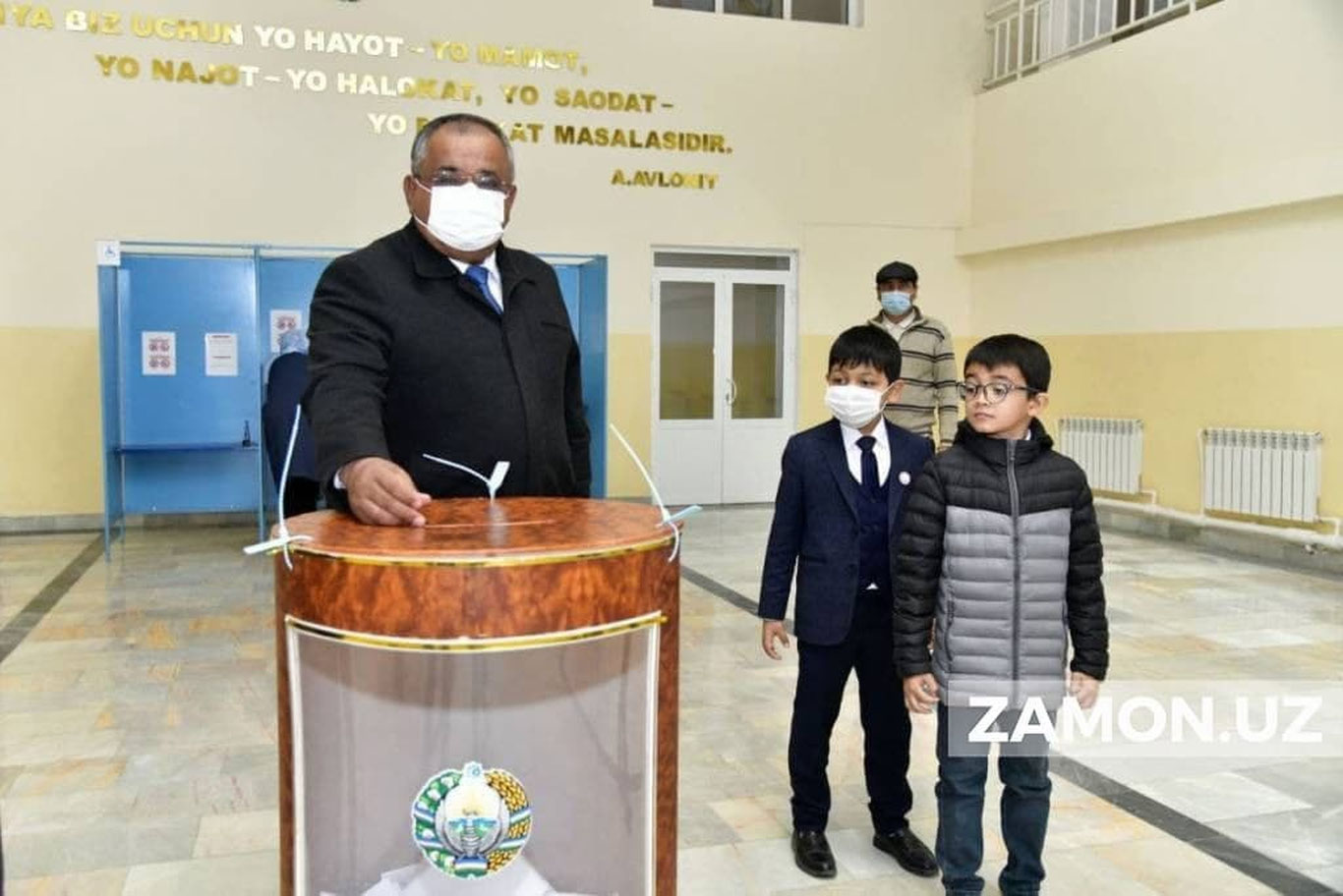 Навоий вилояти ҳокими Қобул Турсунов отаси ва оила аъзолари билан сайловда овоз берди