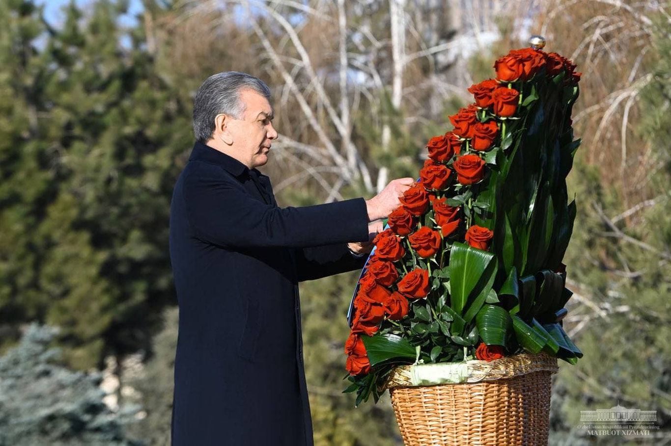 Shavkat Mirziyoyev Islom Karimov haykali poyiga gulchambar qo’ydi
