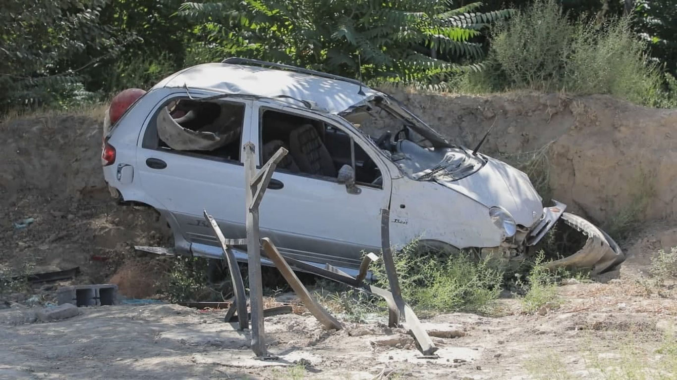 Андижонда вояга етмаган бола бошқарувидаги автомобиль иштирокида ЙТҲ содир бўлди. Оқибатда ҳайдовчининг 13 ёшли укаси вафот этди