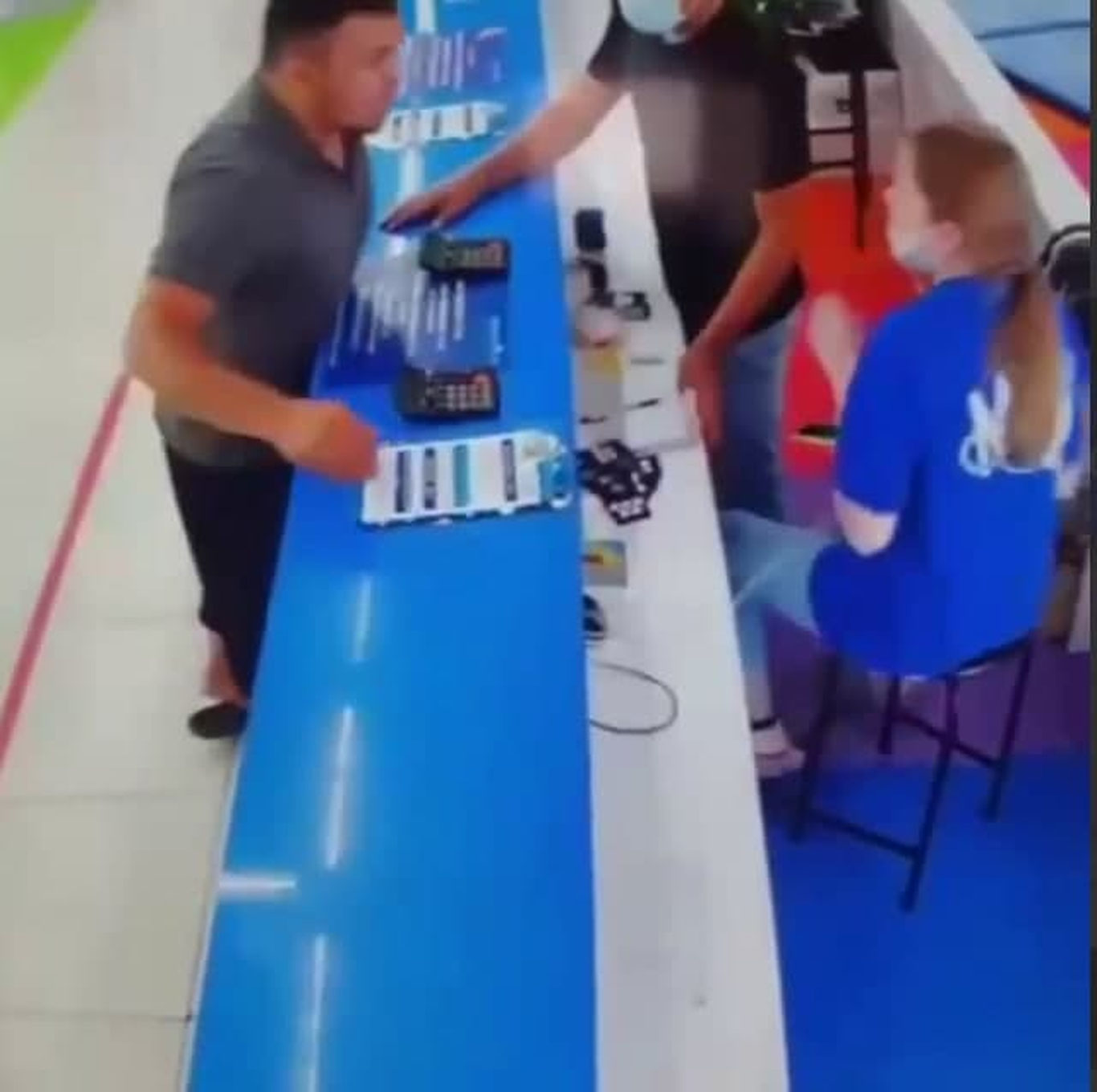 Qirg‘izistonda erkak rus tilida gapirgani uchun savdo markazi xodimiga tahdid qildi