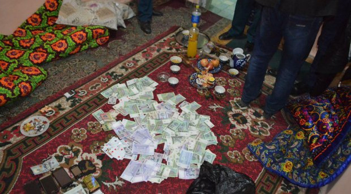 “Эрим мени ва болаларимни қиморга тикди”