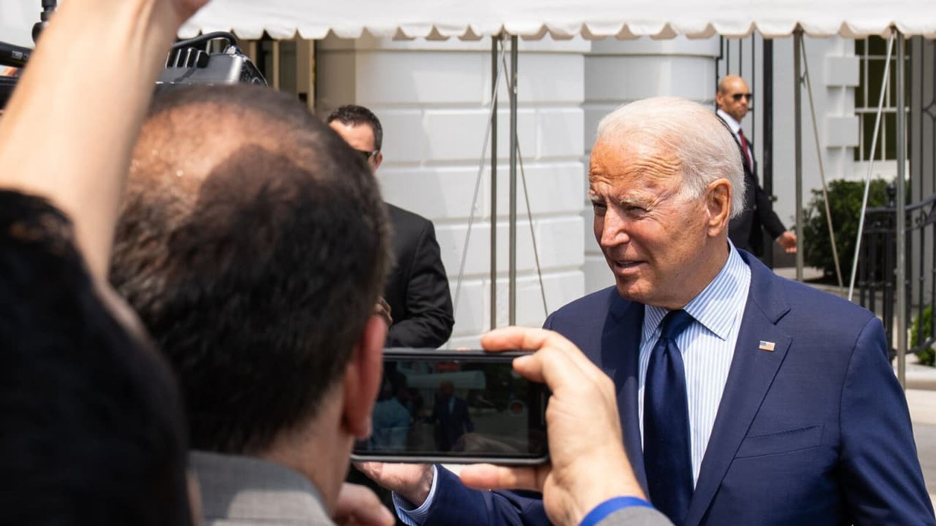 “Ижтимоий тармоқлар одамларни ўлдирмоқда”- Жо Байден
