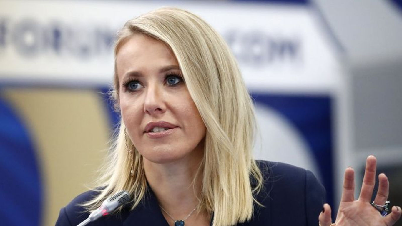 Сочида Ксения Собчак ўтирган машина ЙТҲ га учради