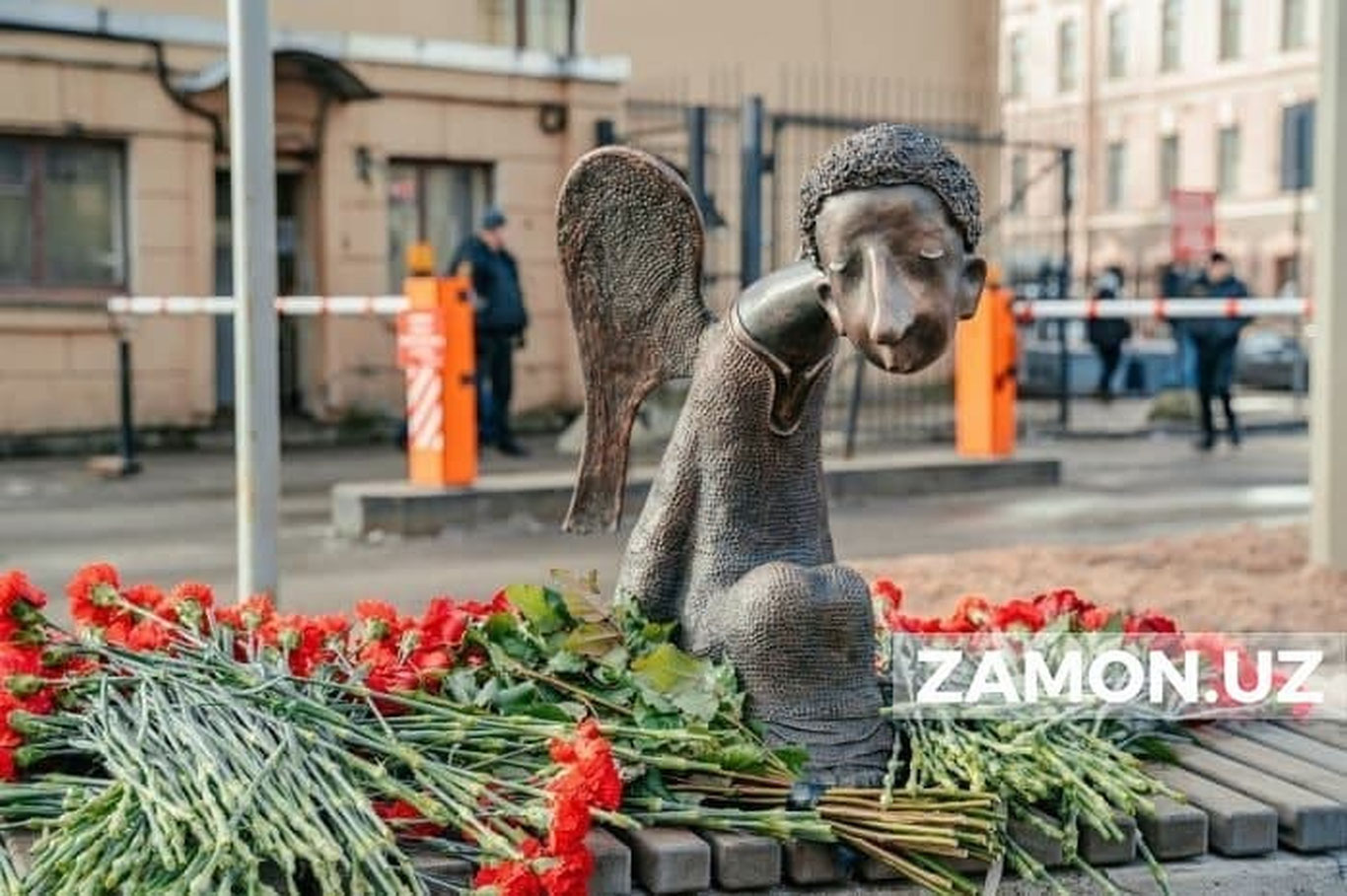 Россияда “Ғамгин фаришта” номли тиббиёт қаҳрамонларига ёдгорлик ўрнатилди