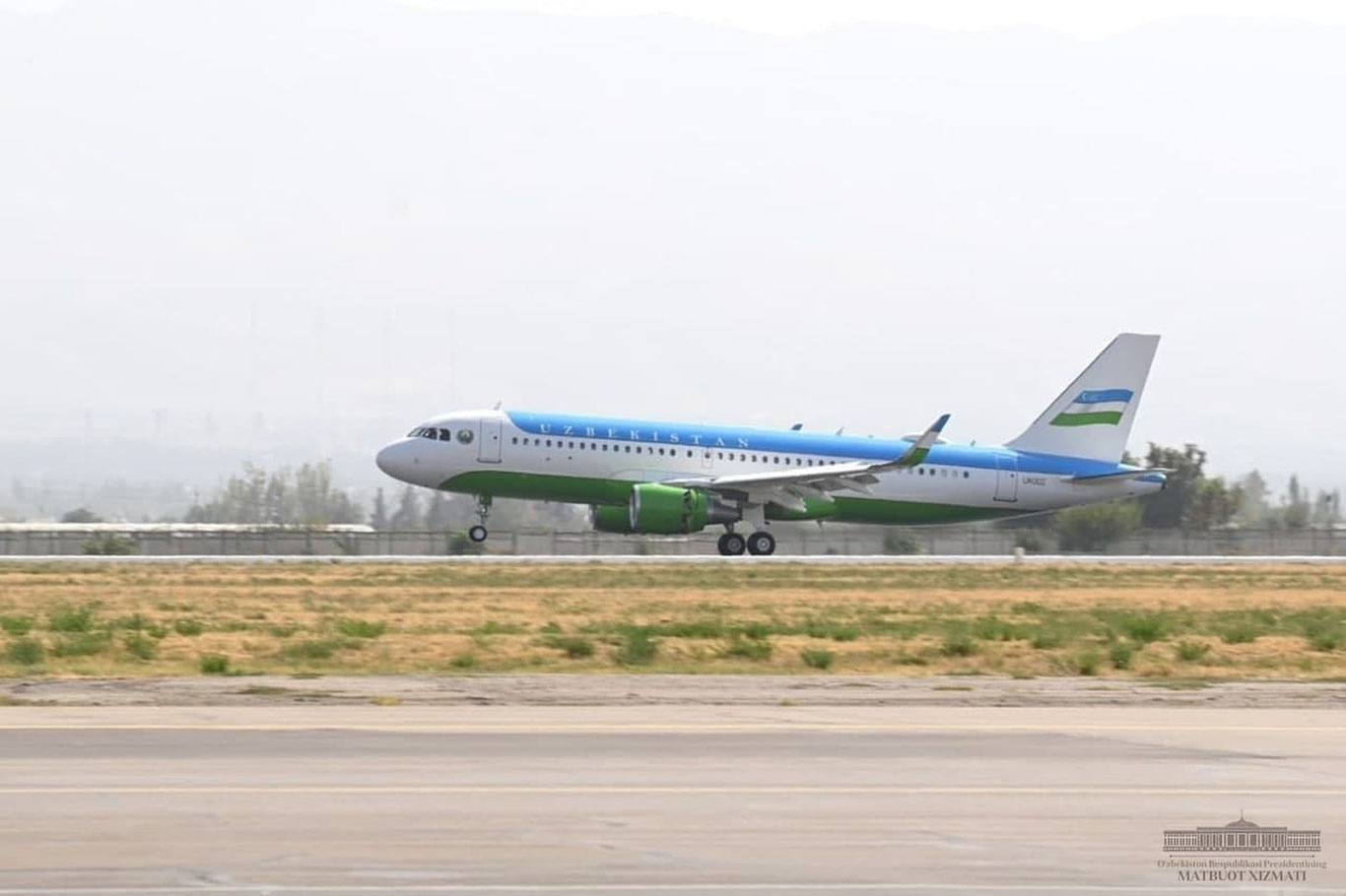 Шавкат Мирзиёев Тожикистонга келди