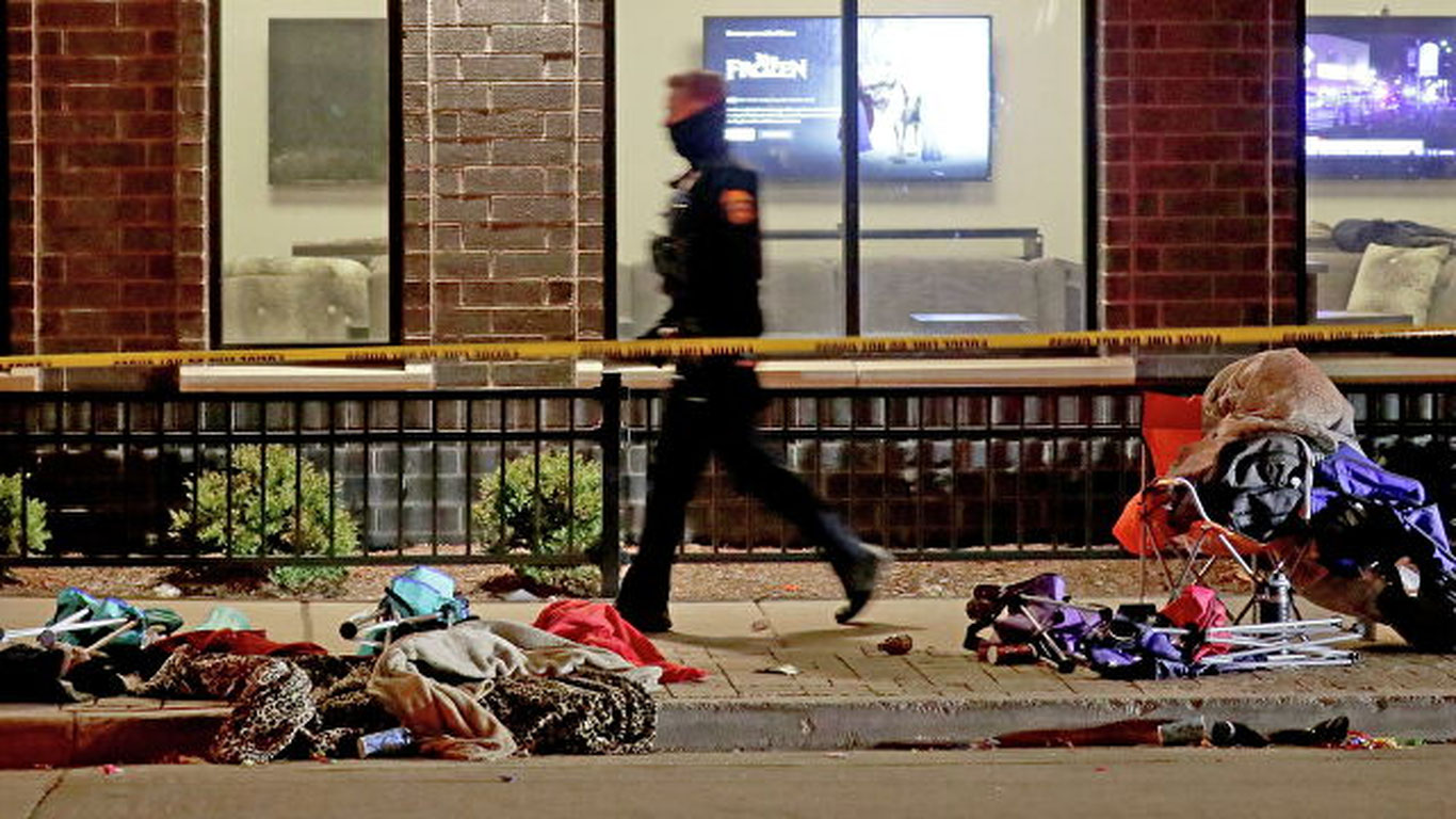 Висконсин штатининг Уокеш шаҳрида ҳайдовчи юк автомобилида одамларни босиб кетди