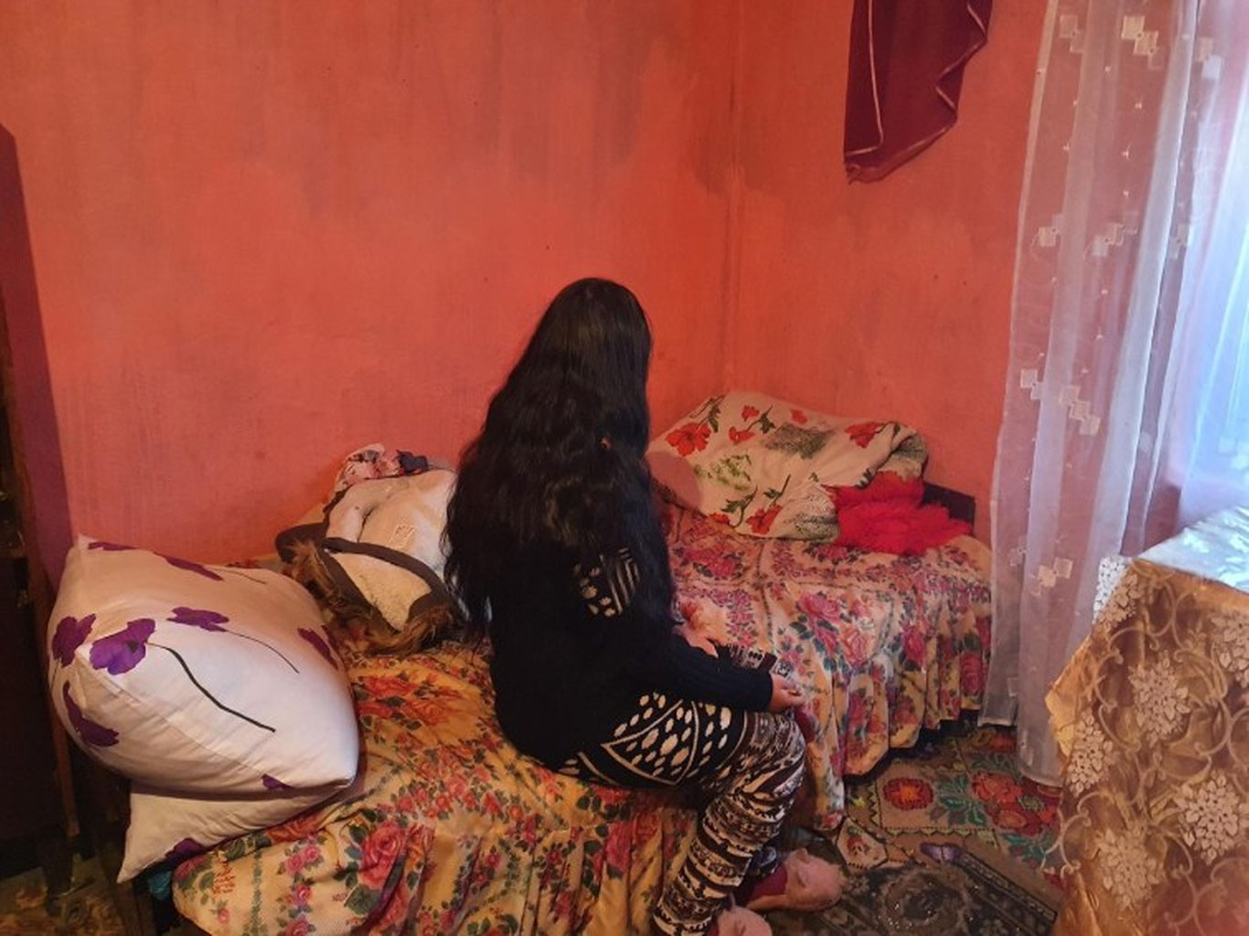 Украинада 11 ёшли қиз ўгай отасидан фарзанд кўрди