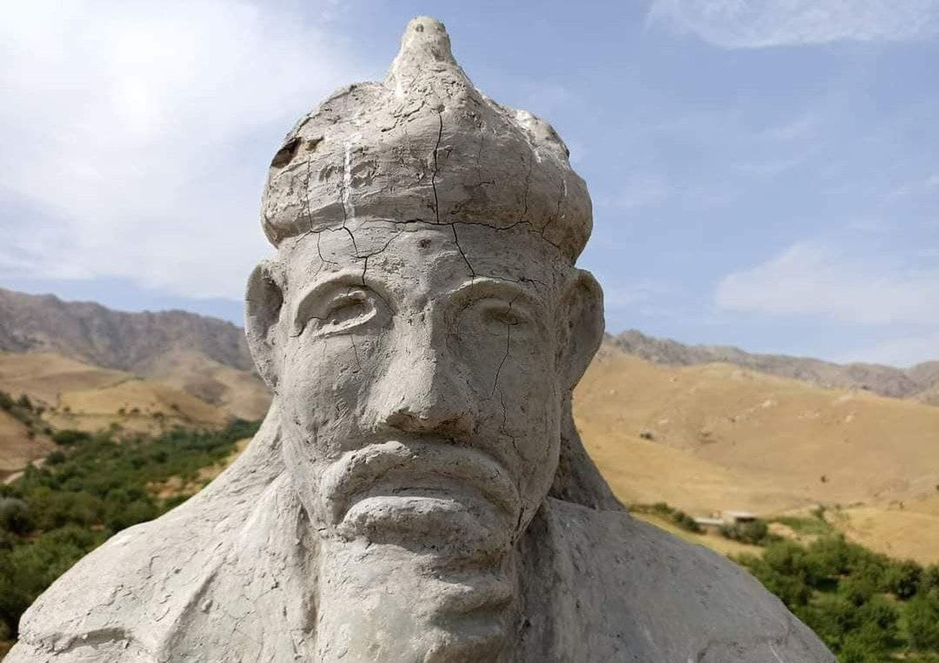 Тарағай қишлоғидаги уч ҳайкал кимники?