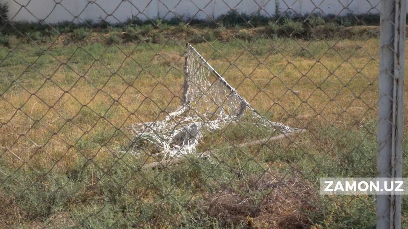 Чироқчи туман ҳокимлиги қаршисидаги марказий ўйингоҳ қаровсиз аҳволга келиб қолди