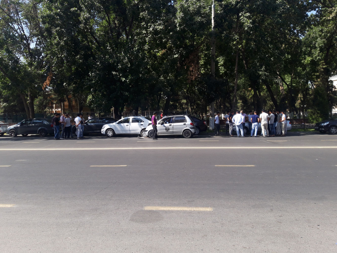 Тошкентда ҳайдовчининг ухлаб қолиши оқибатида 3 та машинага шикаст етказилди