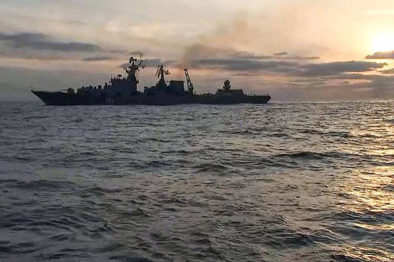 Россиянинг Қора денгиздаги "Москва" крейсери чўкиб кетди
