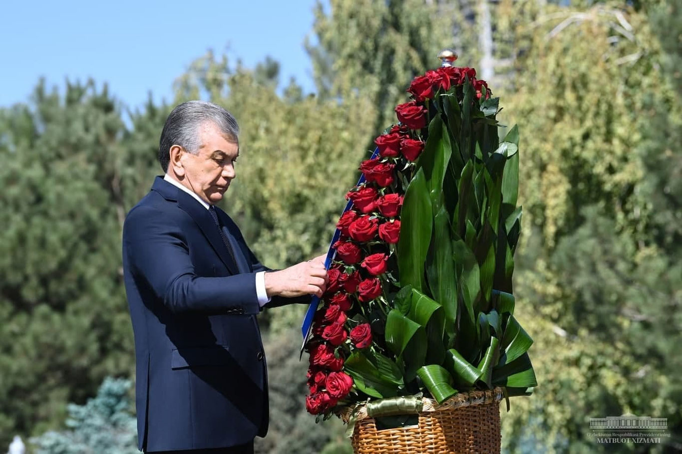 Shavkat Mirziyoyev Islom Karimov haykali poyiga gul qo‘ydi