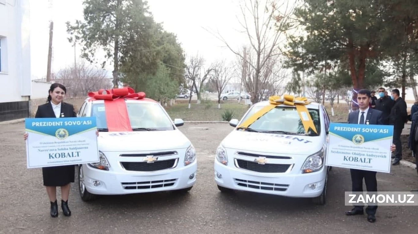 Navoiyda ikki nafar o‘qituvchiga avtomobil sovg‘a qilindi