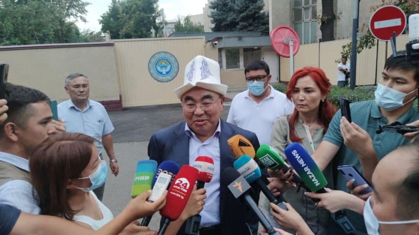 Асқар Акаев Канаданинг “Centerra” компанияси билан “Қумтор” бўйича тузилган шартнома “катта хато” бўлганини тан олди