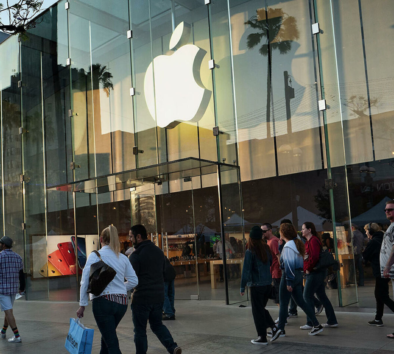 Apple янги функцияси билан ўз фойдаланувчиларини ташвишга солмоқда