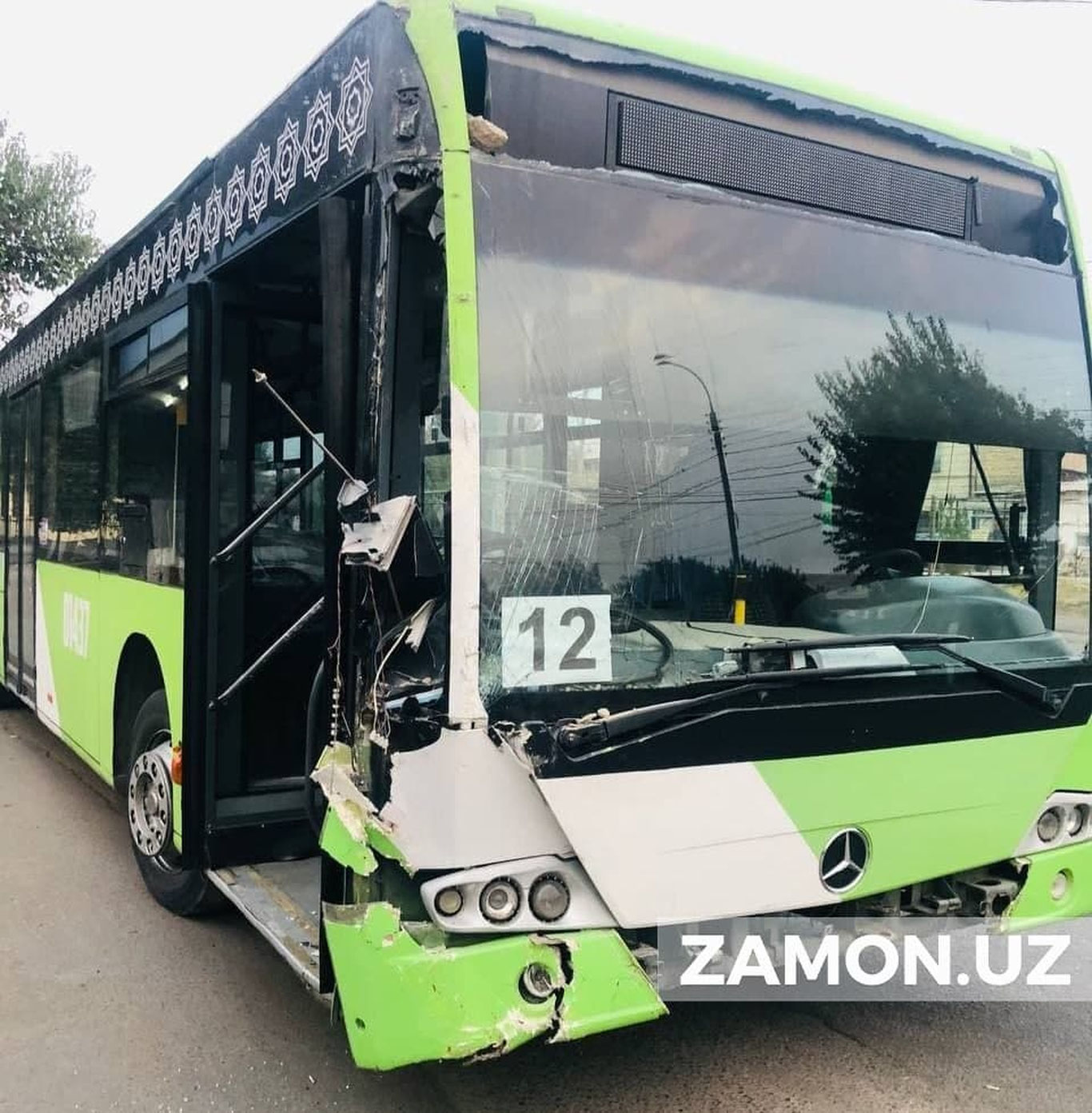 Toshkentda avtobus haydovchisi boshqaruvni yo‘qotib, svetofor va yo‘l chetidagi uyga borib urildi