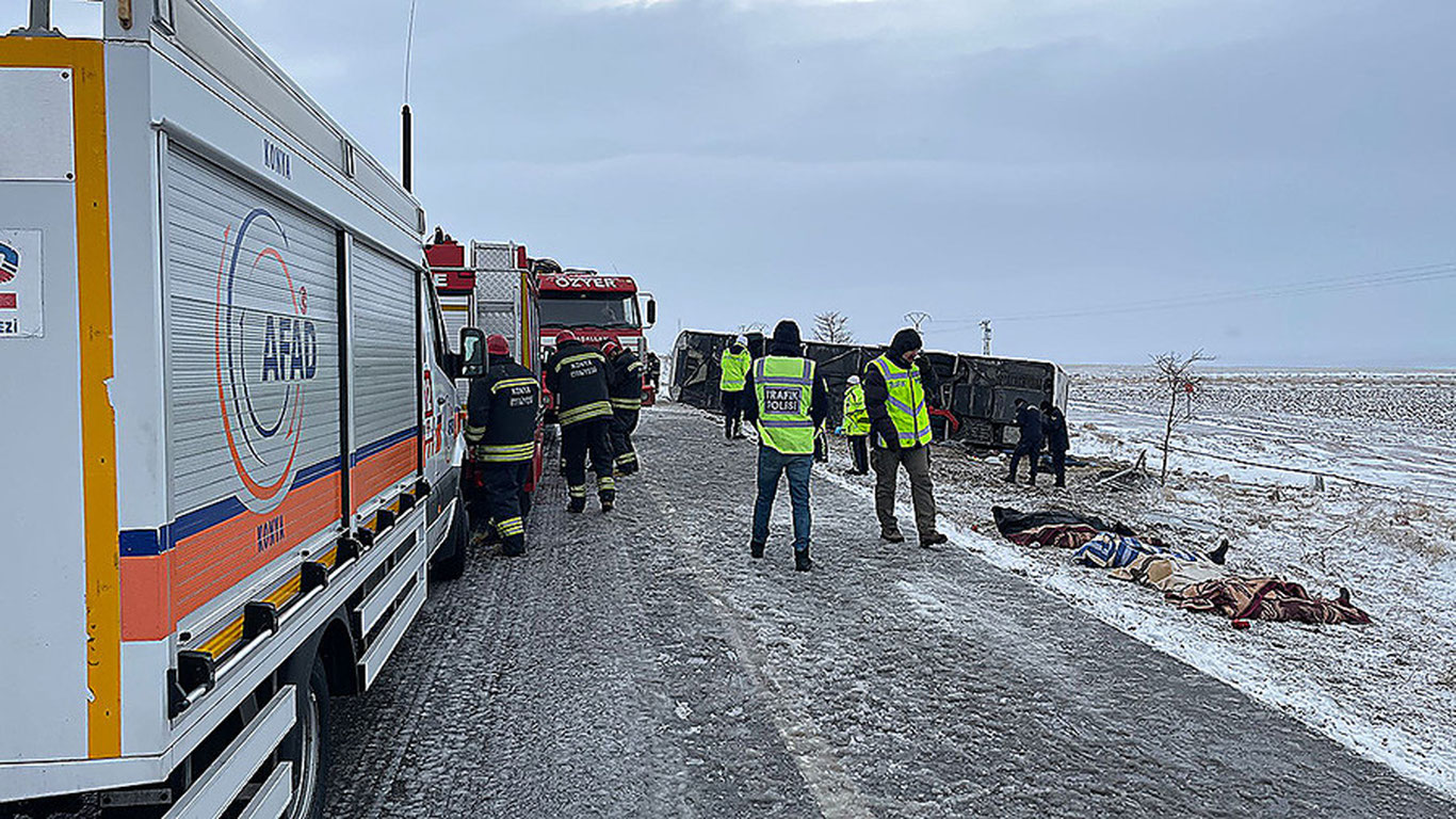 Туркияда сайёҳлар автобуси ағдарилиб кетди