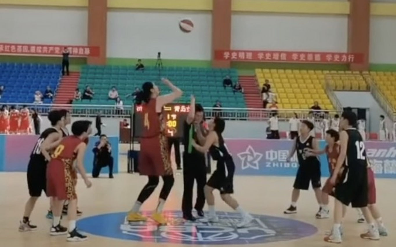 Xitoyda bo‘yi 2,26 metrga yetadigan 14 yoshli basketbolchi o‘z jamoasining finalda yutishiga yordam berdi