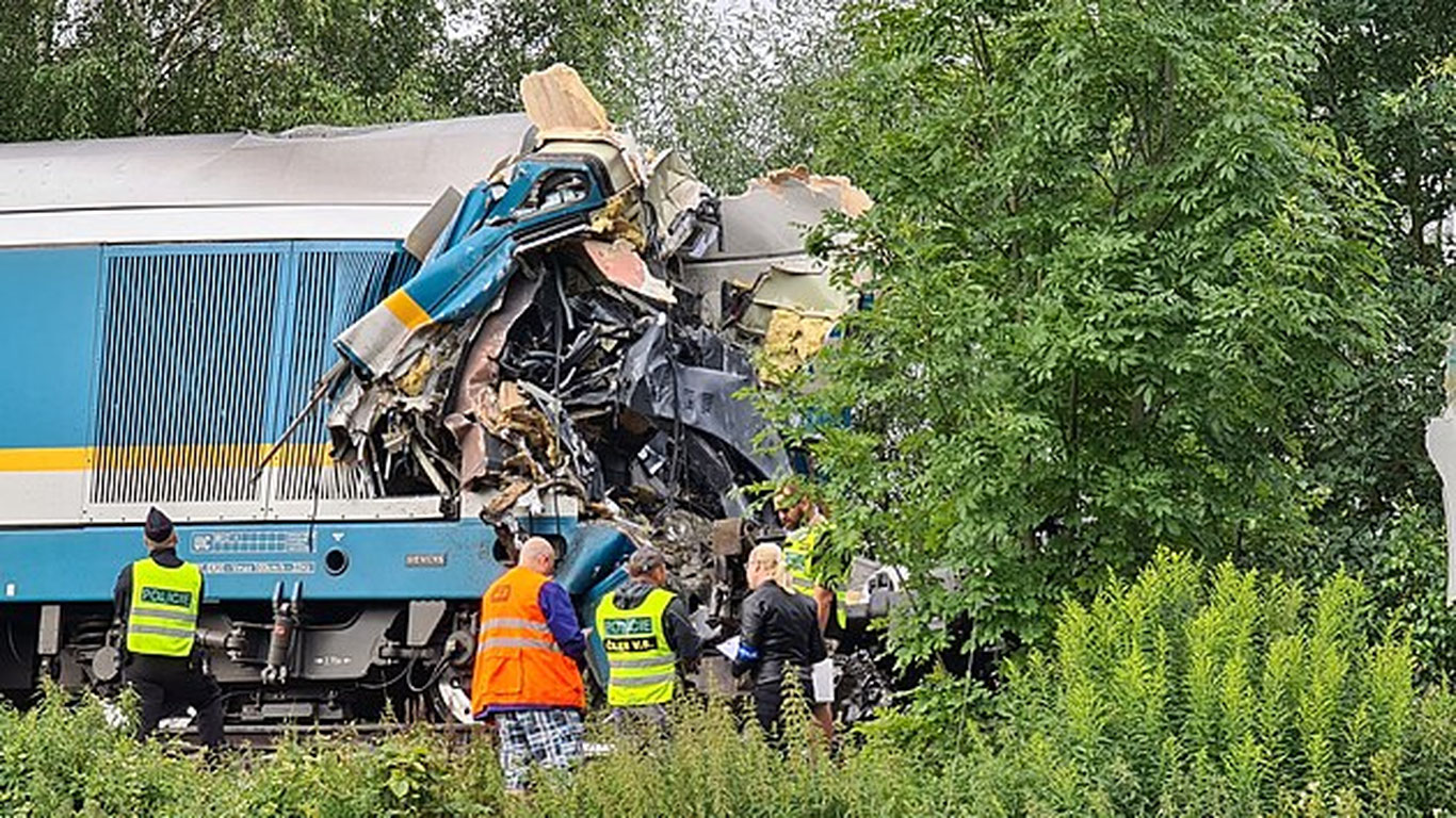 Чехияда иккита йўловчи поезди тўқнашди