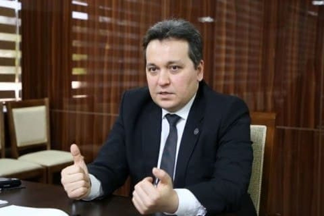 Мактабда оқ, очиқ ранглардаги рўмолга ҳамда дўппига рухсат этилади — Шерзод Шерматов