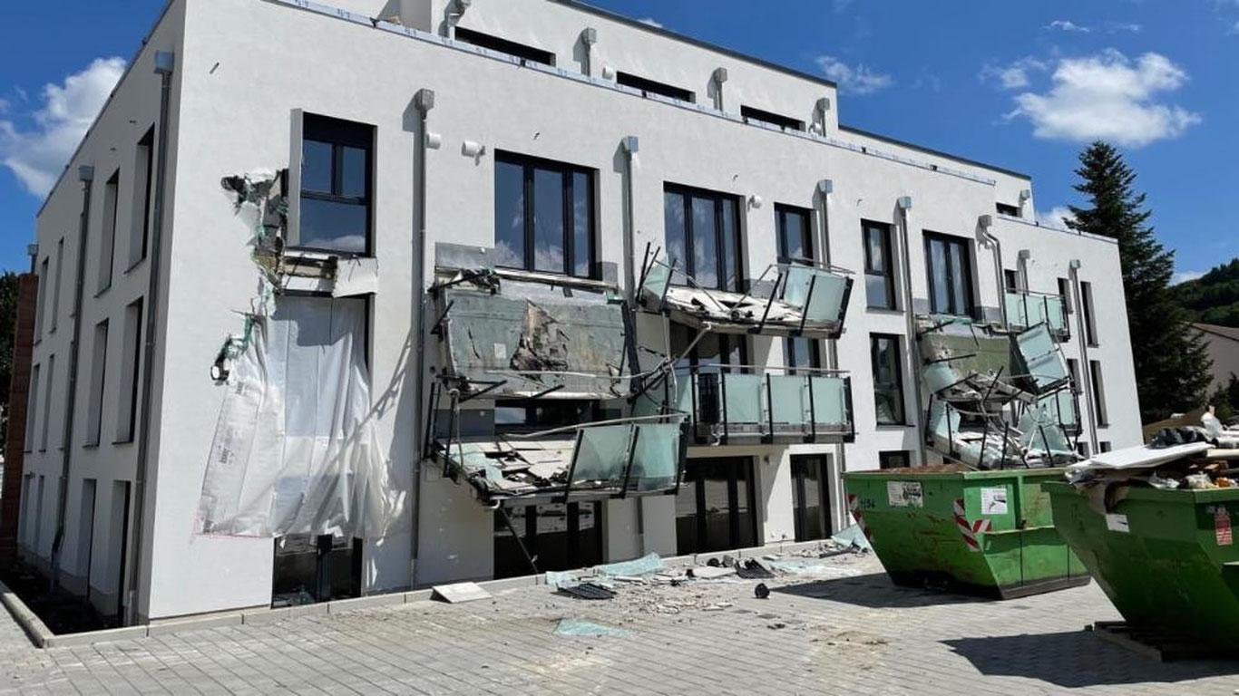 Maoshini olmagan ekskovatorchi yangi qurilgan binoning bir qismini buzib tashladi