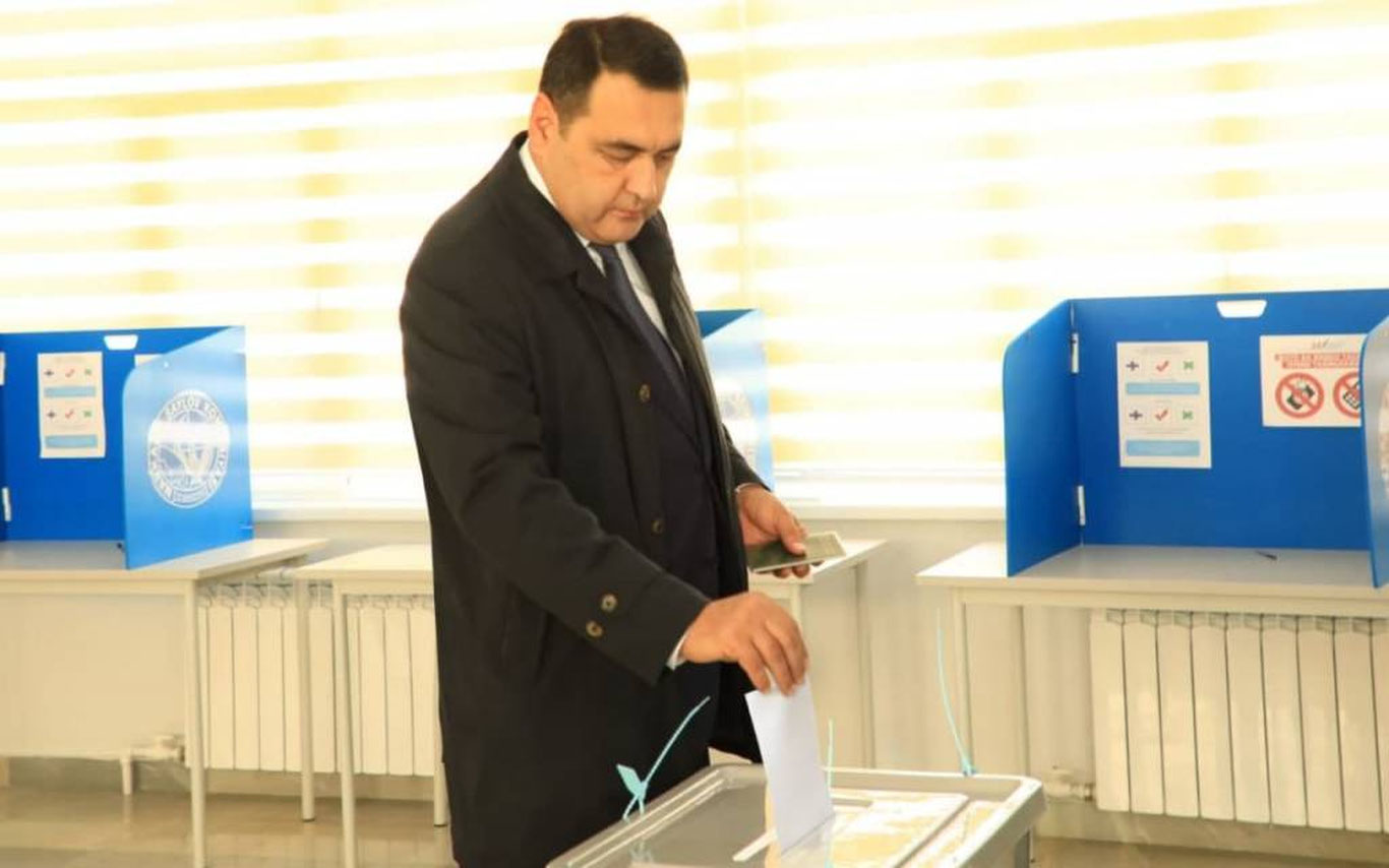 Фарғона вилояти ҳокими Хайрулло Бозоров сайловда иштирок этди