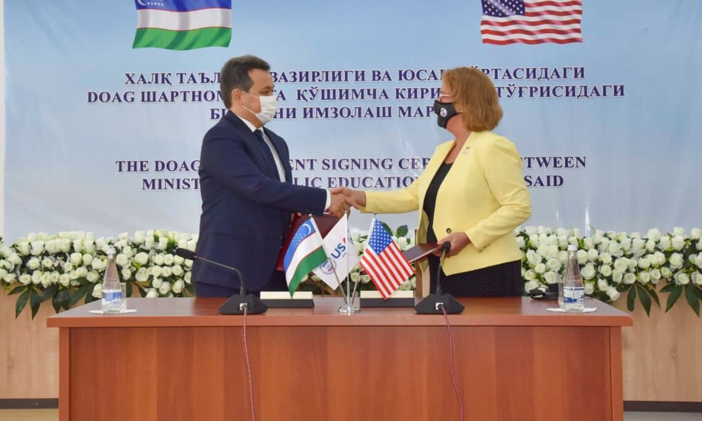 USAID O‘zbekiston maktablariga 10 mln dollarlik darsliklar to‘plamini taqdim etadi