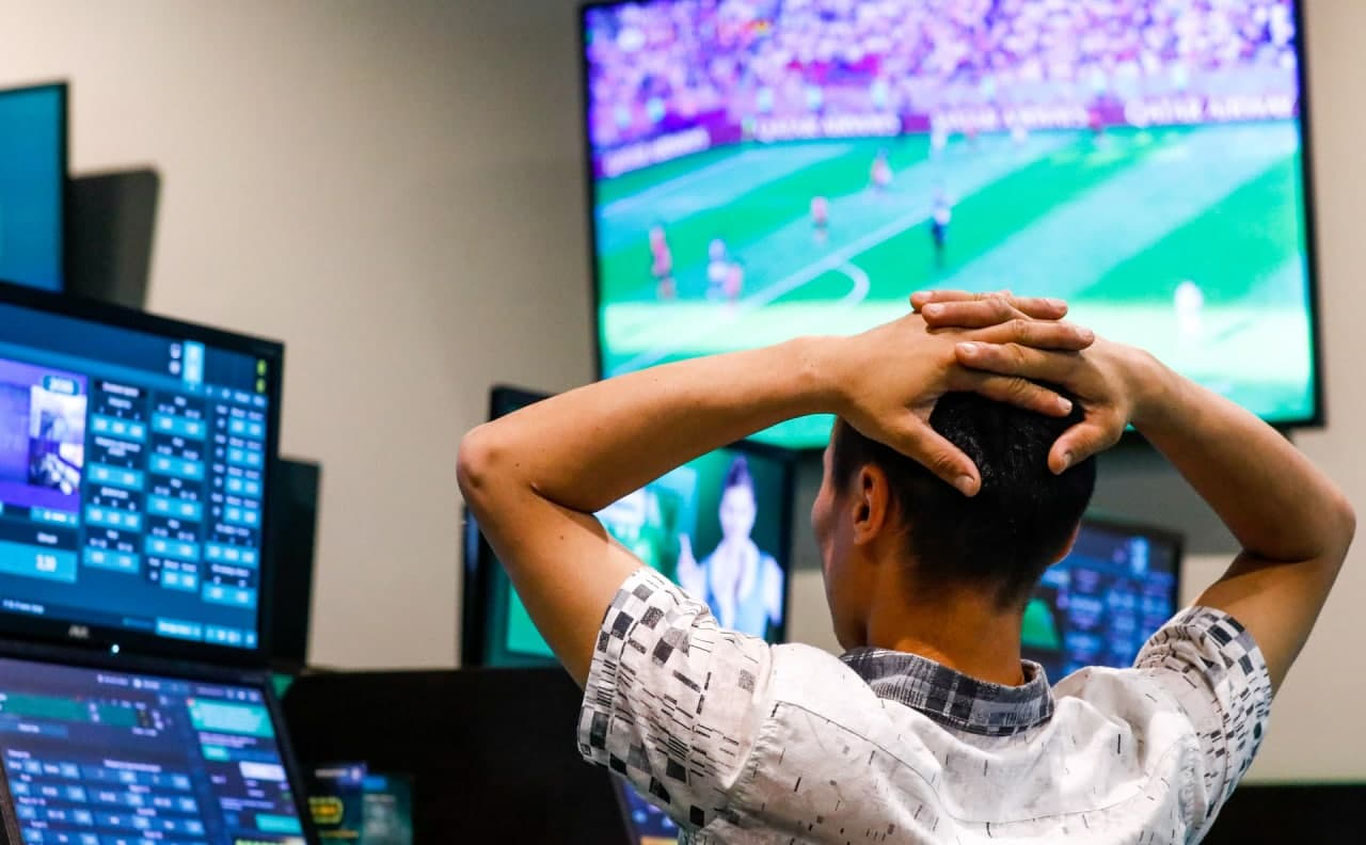 16 минг АҚШ долларини букмеккерлик сайтида ютқазиб юборган фирибгар