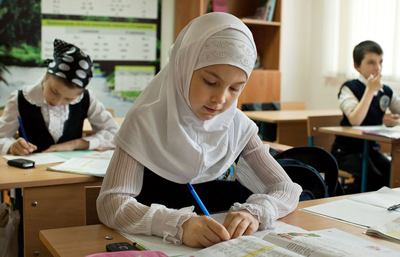 Maktablarda qizlarning hijobda, o‘g‘il bolalarning soqol qo‘ygan holda kelishiga ruxsat berildimi?