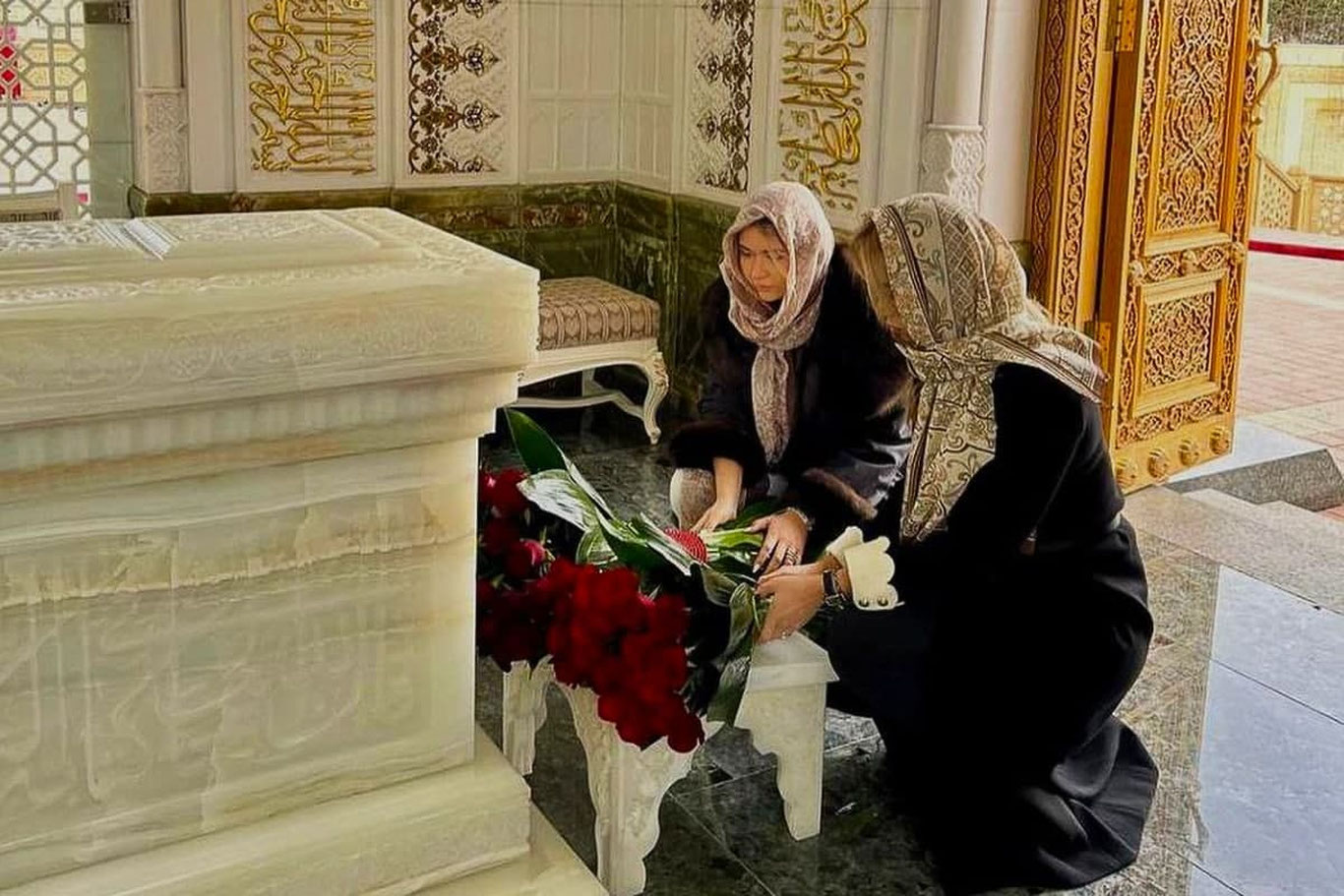 Ислом Каримовнинг неваралари бобосининг қабрини зиёрат қилишди