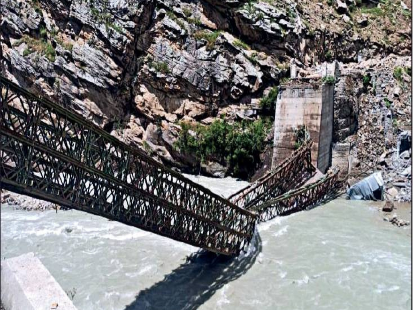 Ҳиндистонда тош кўчиши оқибатида ўнга яқин инсон ҳалок бўлди (видео)