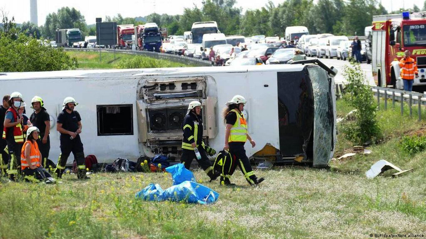 Germaniya sharqida turistik avtobus halokatga uchradi