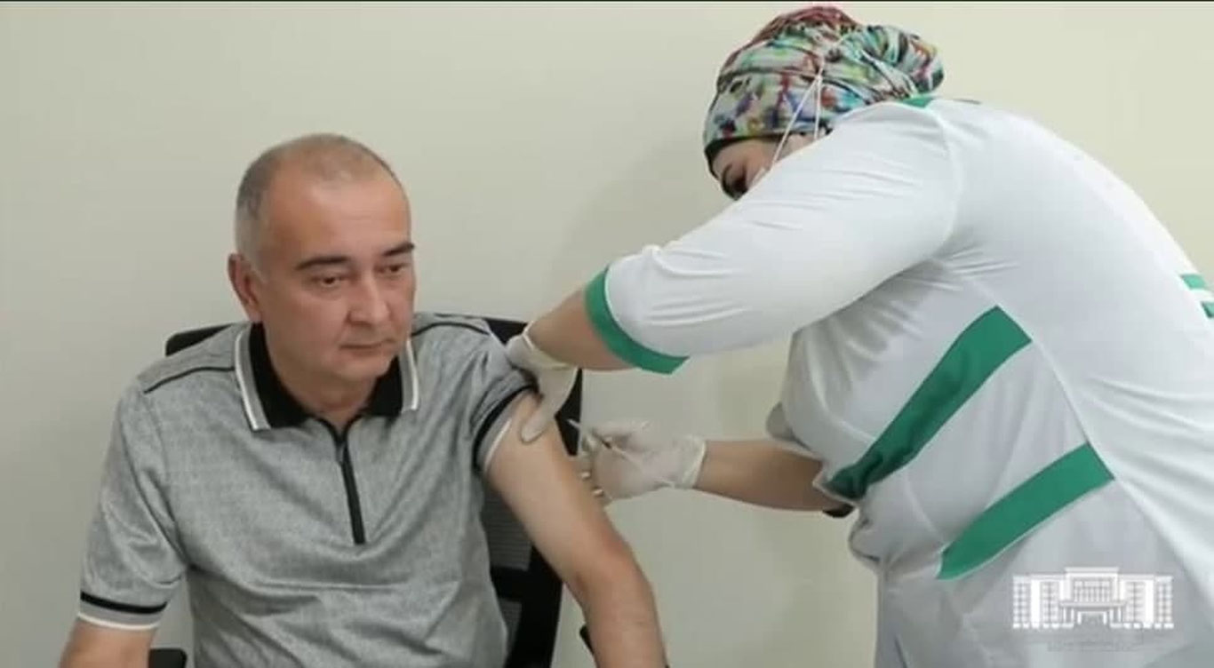 Jahongir Ortiqxo‘jayev koronavirusga qarshi o‘zbek-xitoy vaksinasi bilan emlandi