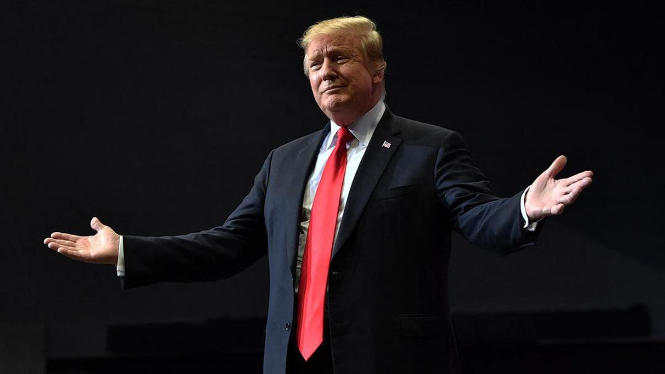 Дональд Трамп кичик ўғли билан бирга Холифилд ва Белфорд ўртасидаги жангни шарҳлаб боради