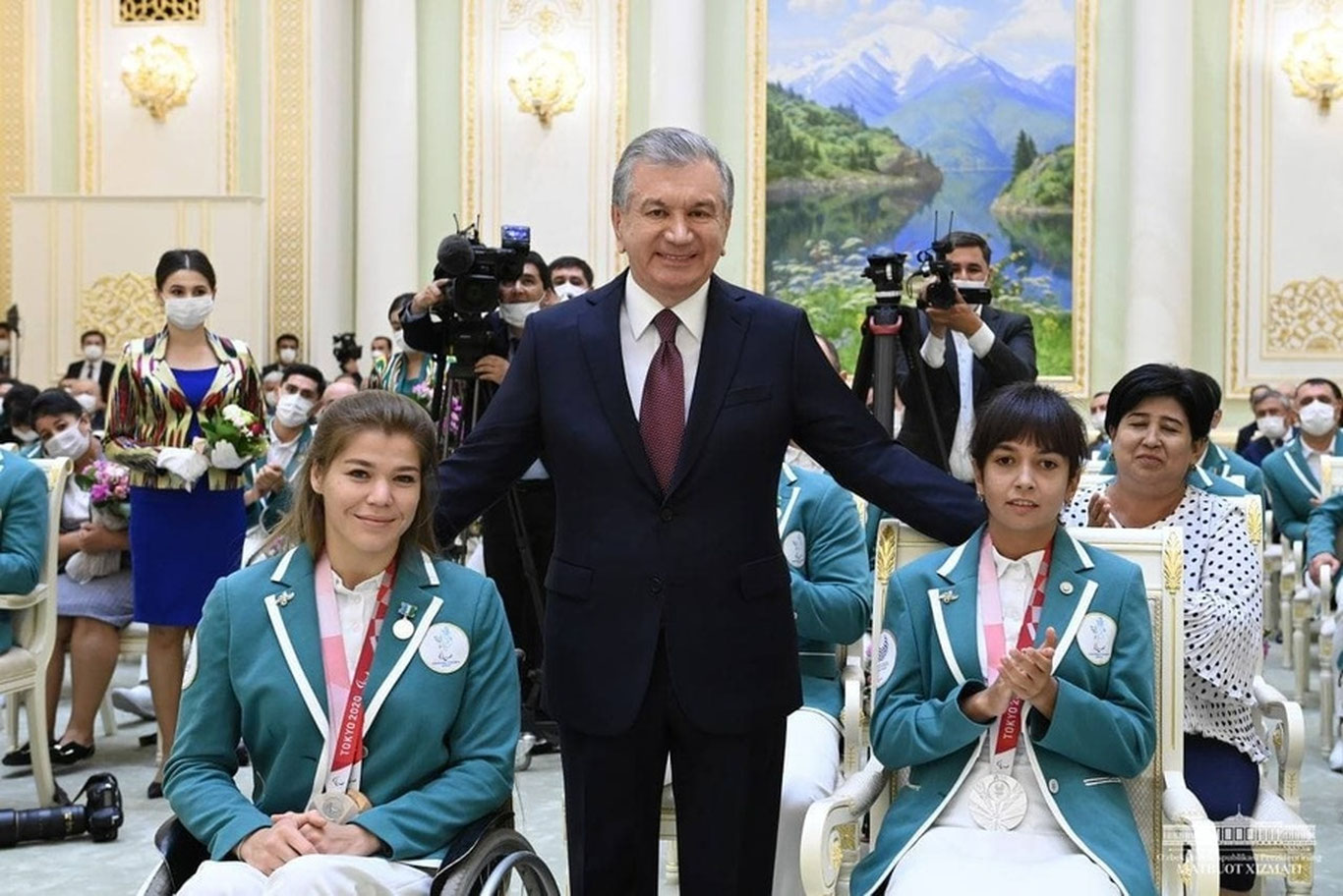 Shavkat Mirziyoyev Paralimpiya o‘yinlarida yuqori natijalarga erishgan sportchi va murabbiylarni taqdirladi (foto)