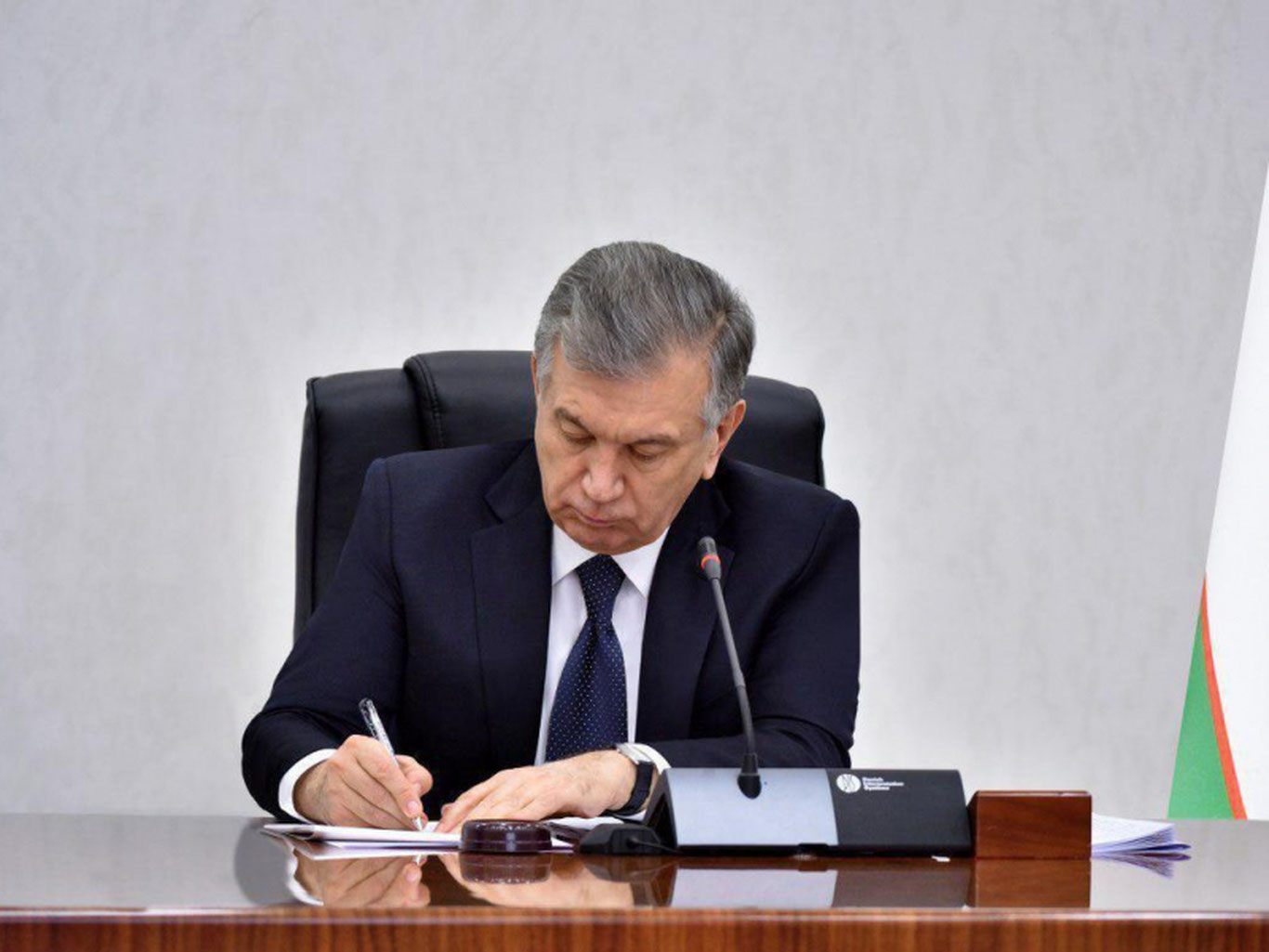 Президент меҳнат миграциясига оид қарор имзолади