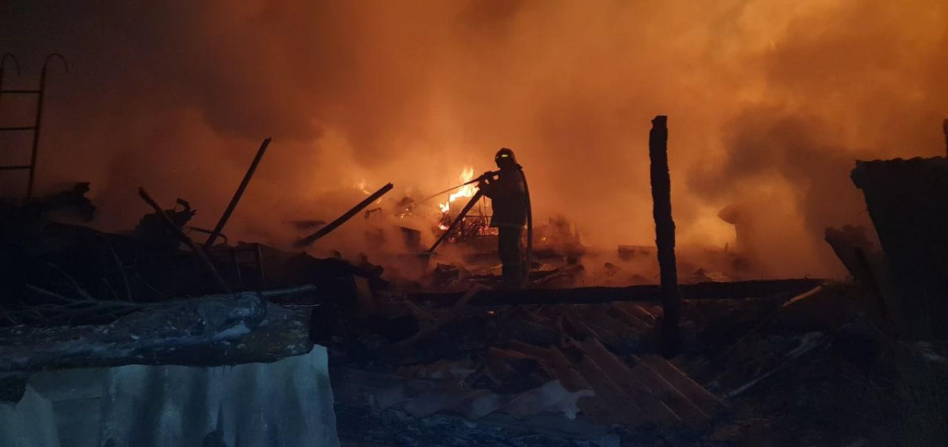 Наманганда бир-бирига туташ 4 та уй ёниб кетди