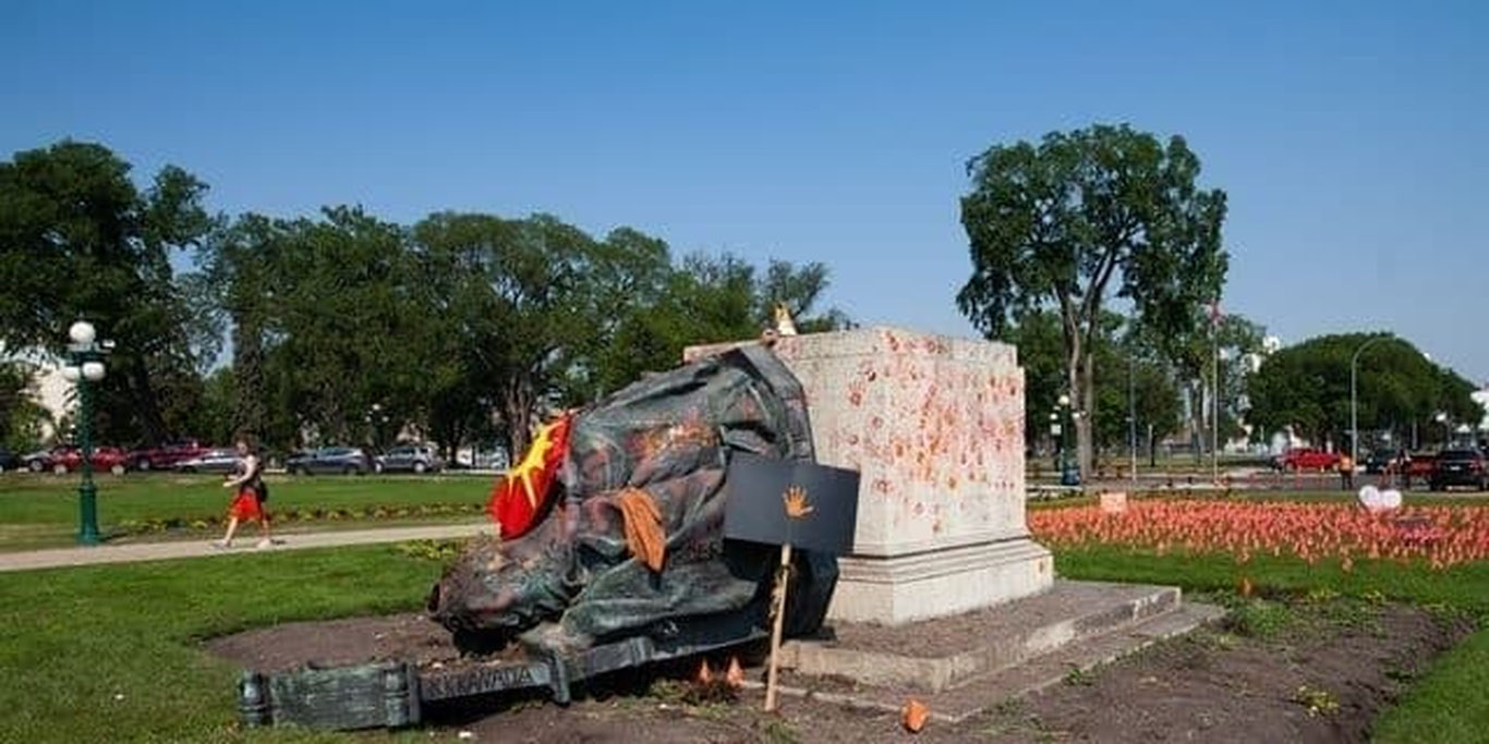 Yelizaveta II haykali vayron qilindi