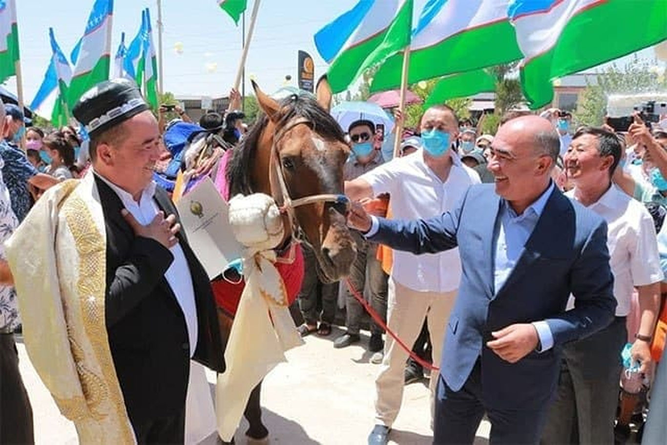 O‘zbekiston Milliy terma jamoasi aʼzosi Otabek Shukurovning otasiga Prezident nomidan “Qorabayir” zotdor ot sovg’a qilindi