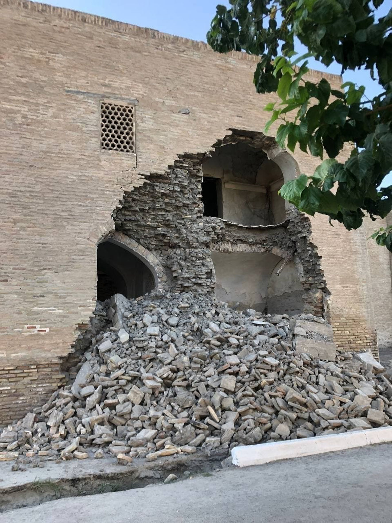 Abdullaxon II мадрасасининг бир қисми ўпирилиб тушди