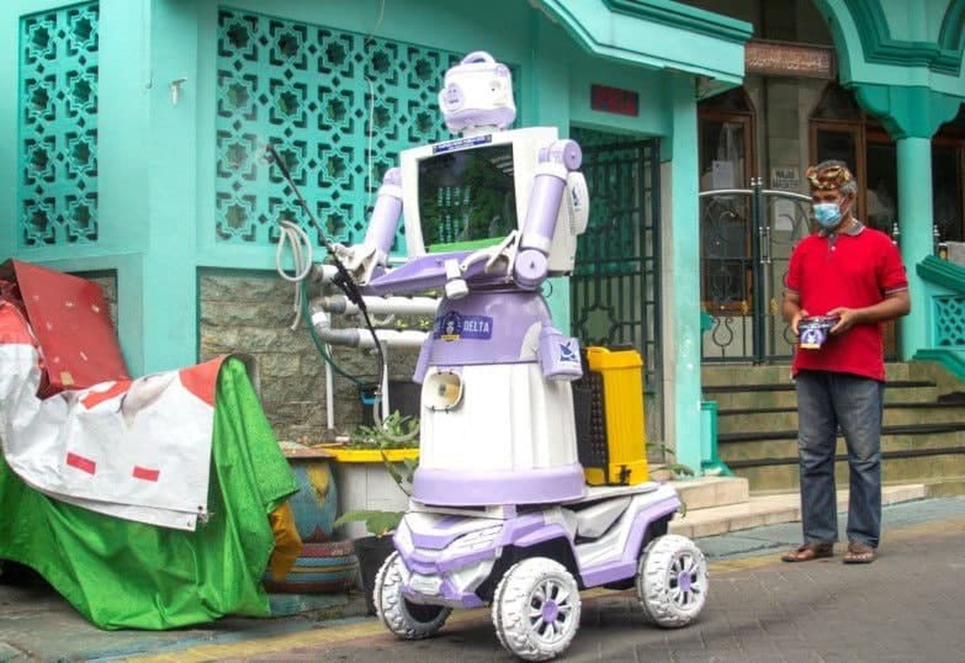 Indoneziyadagi robot koronavirusga chalingan bemorning uyiga kirishdan qo‘rqadi