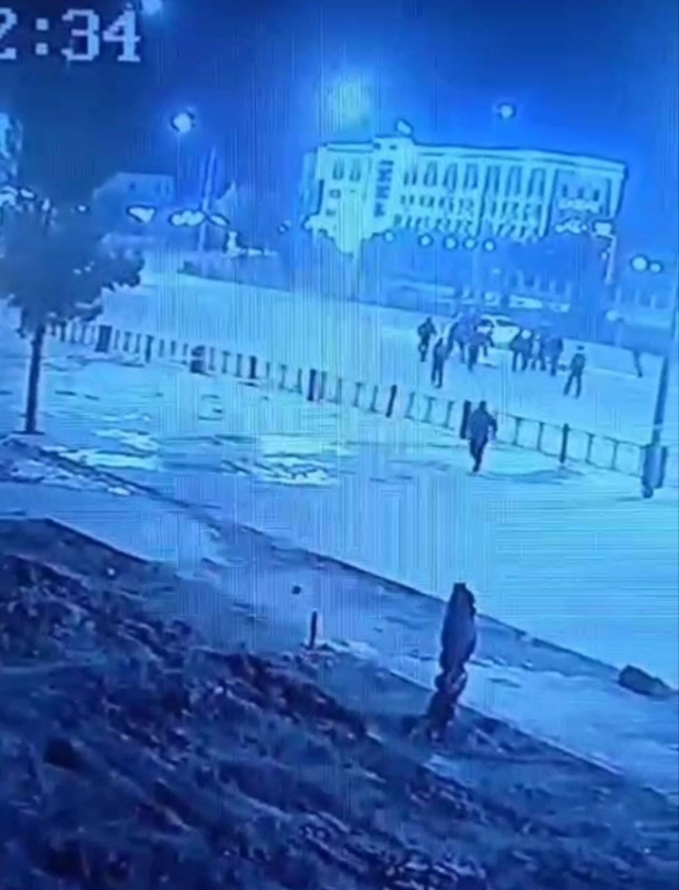 “Мусиқани ўчирсанг, шу пичоқни пешoнангга отаман”. Фуқаро катта йўлда ИИБ ходимларидан нега қочганди?