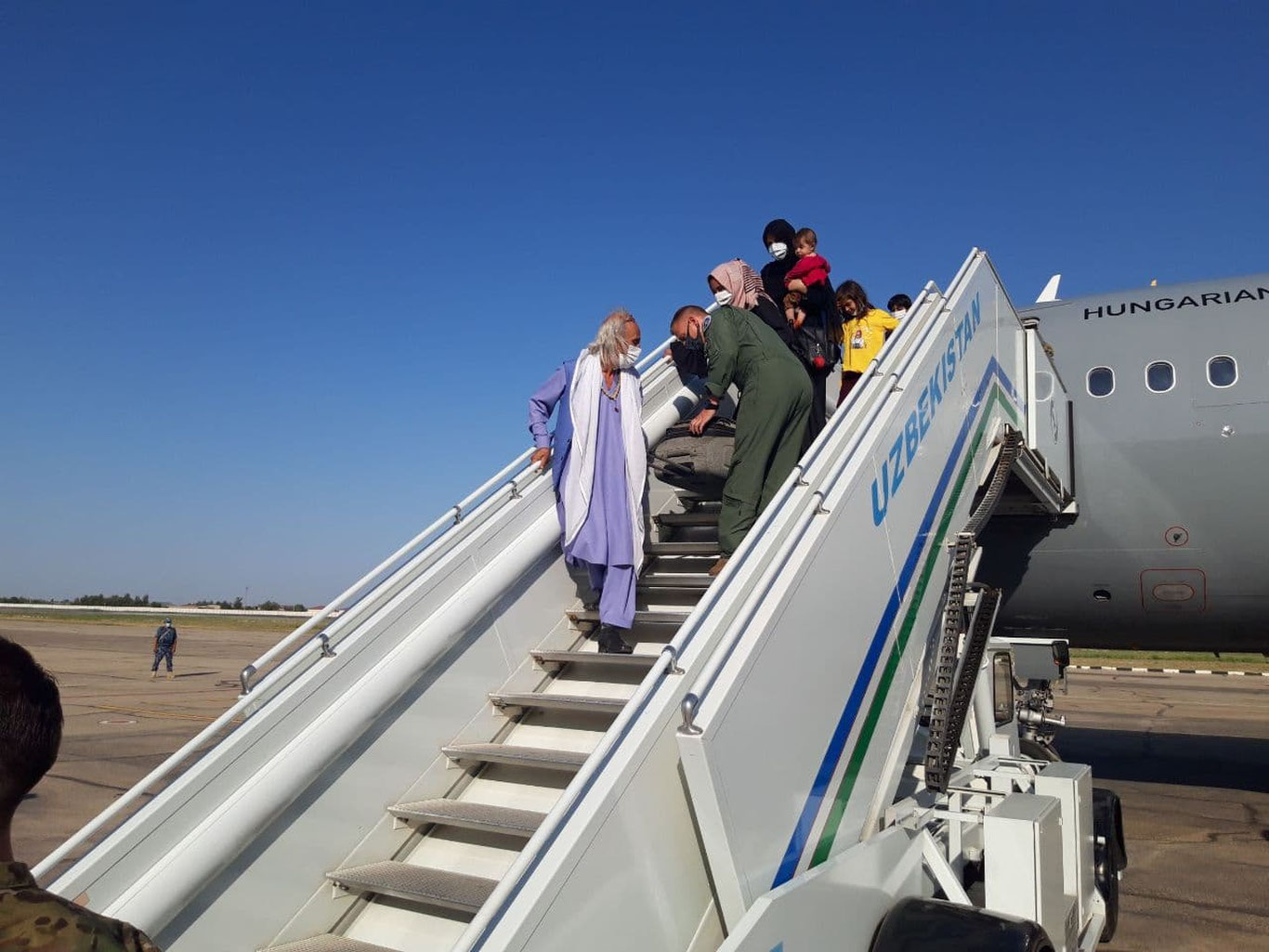 Kobuldan Buxoroga evakuatsiya qilingan 200 nafarga yaqin afg‘onistonlik Vengriyaga olib ketildi