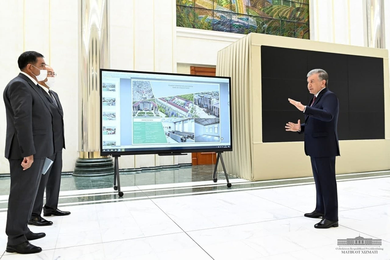 Prezident Shavkat Mirziyoyev Toshkent shahrida amalga oshirilayotgan qurilish va obodonlashtirish loyihalari taqdimoti bilan tanishdi