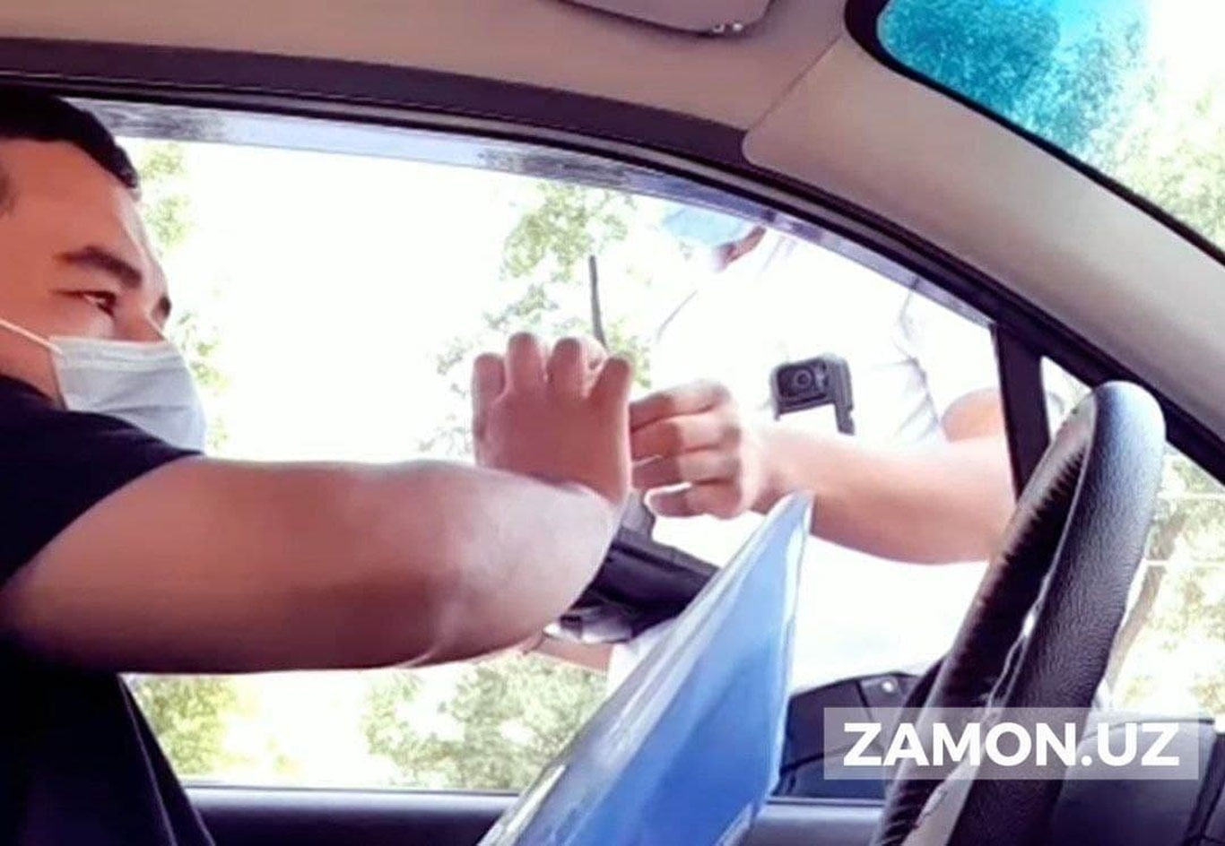 Тошкентда ЙПХ ходими қоида бузган ҳайдовчига чора кўрмасдан кетишига рухсат берган